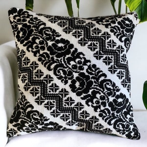 手刺繍のインテリア用クッション、バラの模様、クロスステッチ、色は白、黒バラ、ウクライナの民間伝承