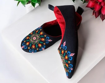 Lekkie kapcie podróżne z kwiatowym haftem – stylowe czarne balerinki
