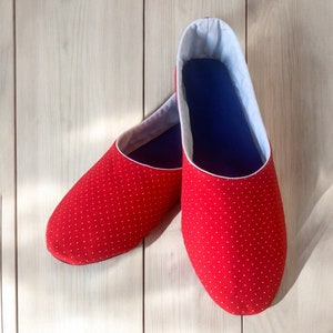 Rode katoenen pantoffels met handgemaakte witte stippen Elegante huispantoffels Lichtgewicht reisslippers