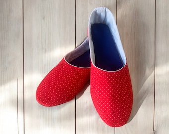 Ręcznie robione czerwone bawełniane kapcie: eleganckie buty podróżne w kropki
