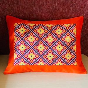 手刺繍のインテリア用クッション、十字架が刺繍された幾何学模様、カボチャのジューシーな色、ウクライナの民間伝承