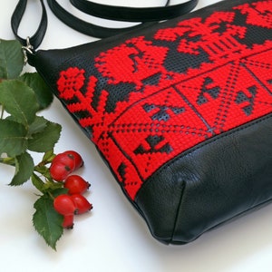 Bordado a mano, bolso hippie negro y rojo vegano, pájaros étnicos bordados, bordado popular ucraniano, bolso bandolera étnico de cuero. boho