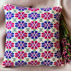 手刺繍、バラ柄、クロスステッチ、白、花、ボヘミアンスタイルのインテリア用花枕