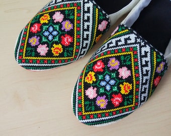 Ręcznie robione haftowane bawełniane kapcie: baletki w kwiaty