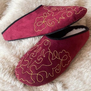 Zachte bordeauxrode pantoffels met een handgeborduurd goudpatroon, warme huisschoenen als cadeau voor haar.