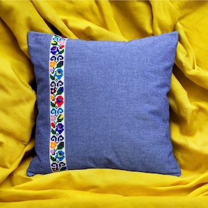 Handgemaakt kussen blauwe kleur, kussen voor interieur met handborduurwerk, vintage bloemen, bohostijl, Etno-stijl Gemaakt in Oekraïne