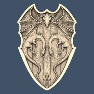 Puede incluir: Un escudo de madera con un diseño tallado de dos dragones enfrentados con las alas extendidas. Los dragones tienen una calavera en el centro de sus alas.