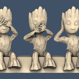 Könnte beinhalten: Drei kleine, beigefarbene Holzfiguren eines Charakters aus dem Film Guardians of the Galaxy. Die Figuren sind in einer Reihe angeordnet, jede mit einer anderen Handgeste. Die erste Figur hat die Hände vor den Augen, die zweite hat die Hände vor dem Mund und die dritte hat die Hände vor den Ohren.