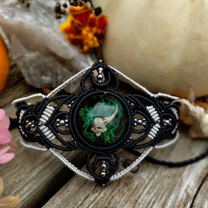 Handmade Micromacrame Alien Horn Bracelet: Skull & Moss Cabochon