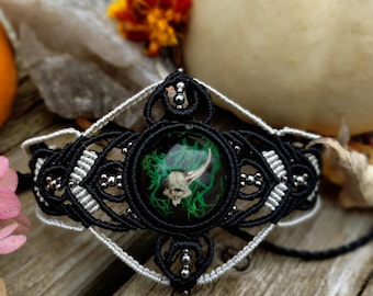 Handmade Micromacrame Alien Horn Bracelet: Skull & Moss Cabochon