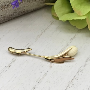 Vintage stick pin white flower