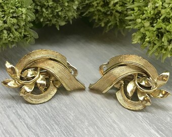 Vintage Lisner Clip On Earrings Gold Toned Ribbon And Leaf Design Used