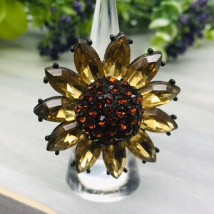 Vintage Ring Stretchy Flower With Black Yellow And Orange Rhinestones Size 6