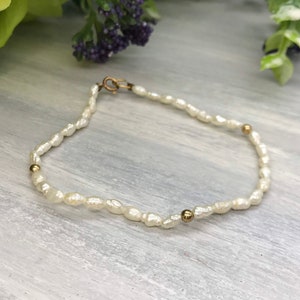 Vintage Bracelet With Gold Toned And FW Pearl Beads 7.25&quot;