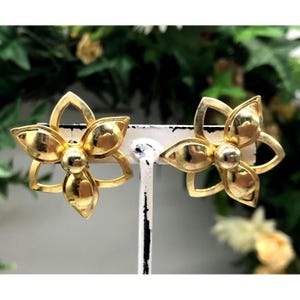 Vintage Gold-Tone Flower Clip-On Earrings Floral Design