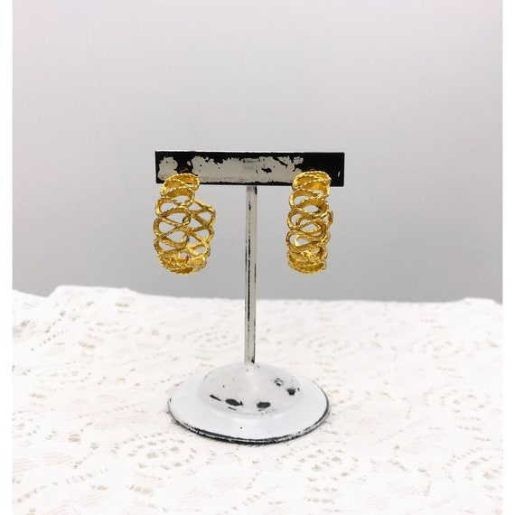 Gold tone textured cut out hooped earrings - image 3