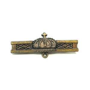 Vintage brooch brushed gold tone bar style with crown