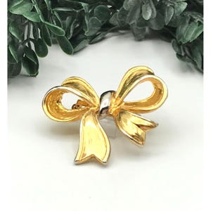 Vintage Gold-Tone Bow Brooch Pin Elegant Statement Jewelry Accessory 1980s Style Gift for Her Timeless Design
