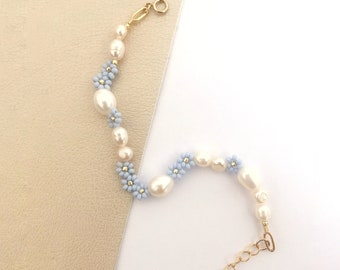 Light blue beaded flower and pearl bracelet/delicate bead and pearl bracelet/daisy bracelet/women’s jewelry/jewelry gift mom sister friends