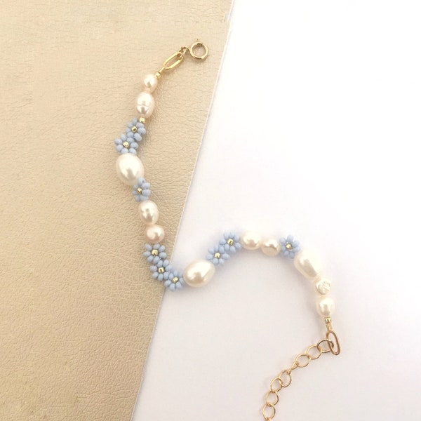 Light blue beaded flower and pearl bracelet/delicate bead and pearl bracelet/daisy bracelet/women’s jewelry/jewelry gift mom sister friends