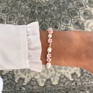 Light pink beaded flower and pearl bracelet/delicate bead and pearl bracelet/daisy bracelet/womens jewelry/jewelry gift mom sister friends image 3