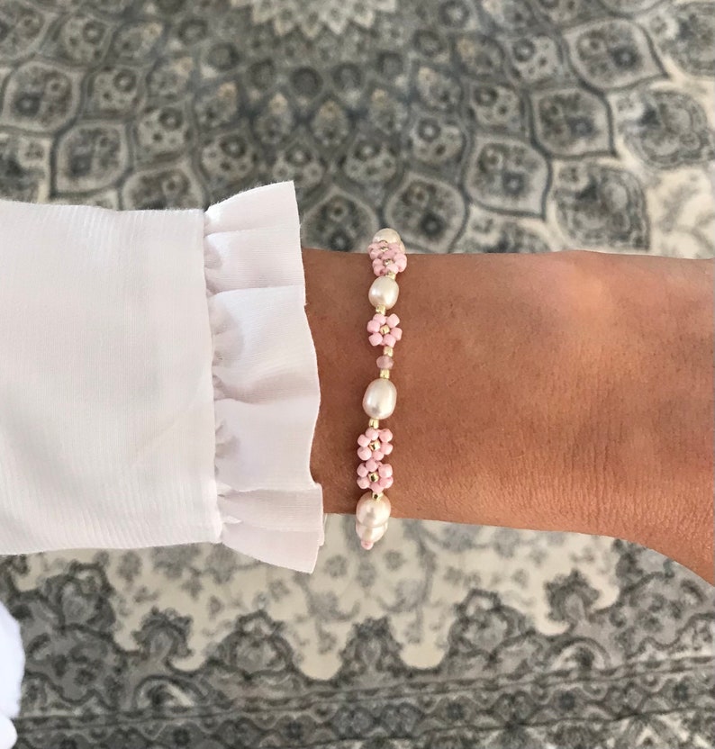 Light pink beaded flower and pearl bracelet/delicate bead and pearl bracelet/daisy bracelet/womens jewelry/jewelry gift mom sister friends image 3