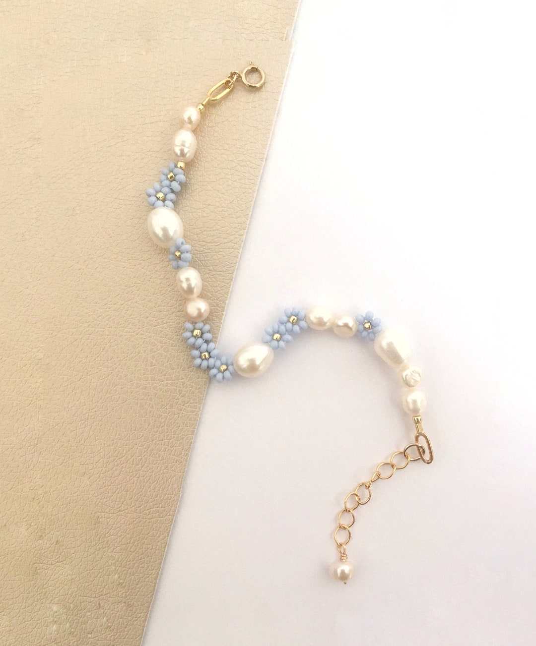 Light blue beaded flower and pearl bracelet/delicate bead and pearl bracelet/daisy bracelet/women’s jewelry/jewelry gift mom sister friends