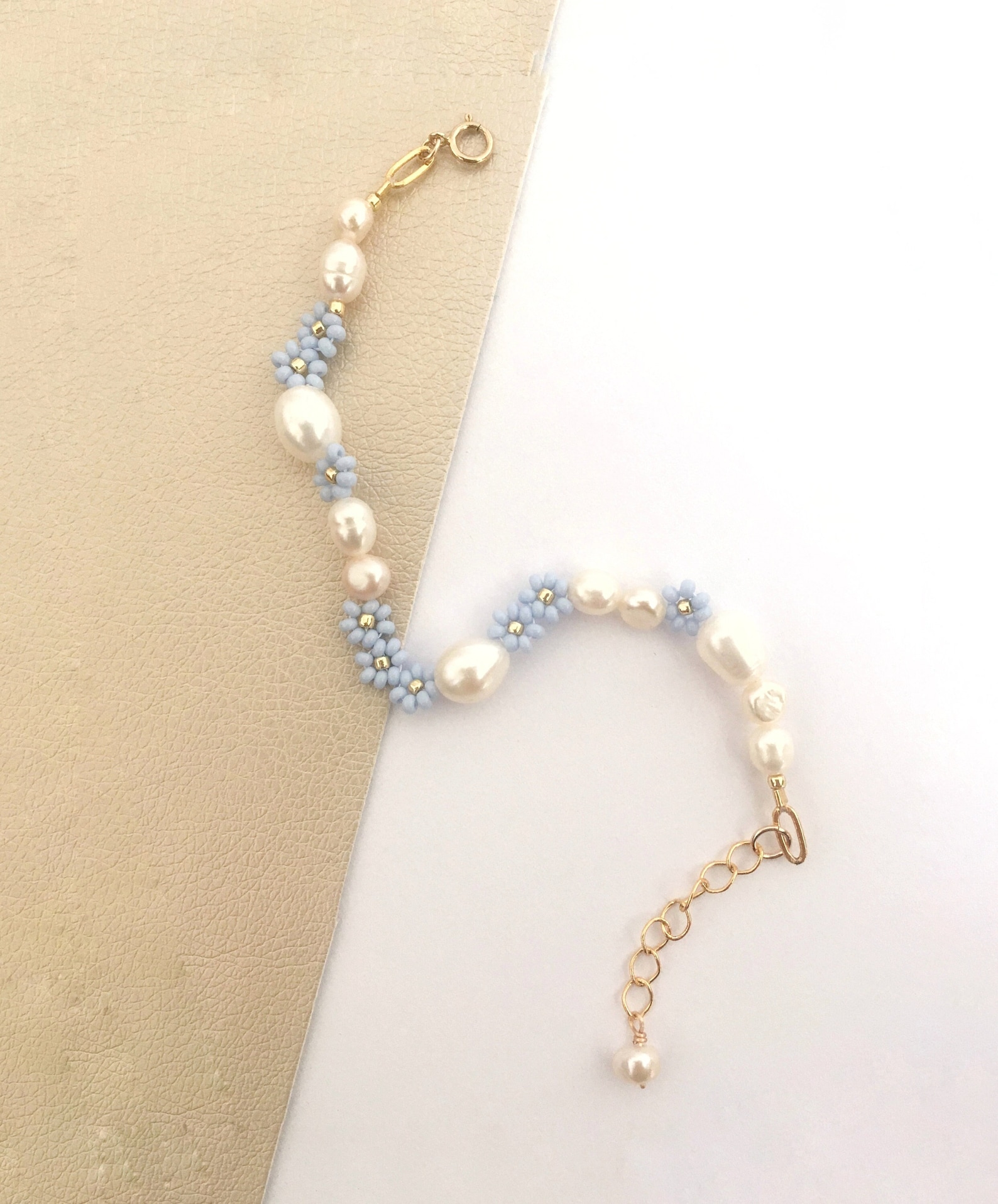 Light blue beaded flower and pearl bracelet/delicate bead and pearl bracelet/daisy bracelet/women's jewelry/jewelry gift mom sister friends