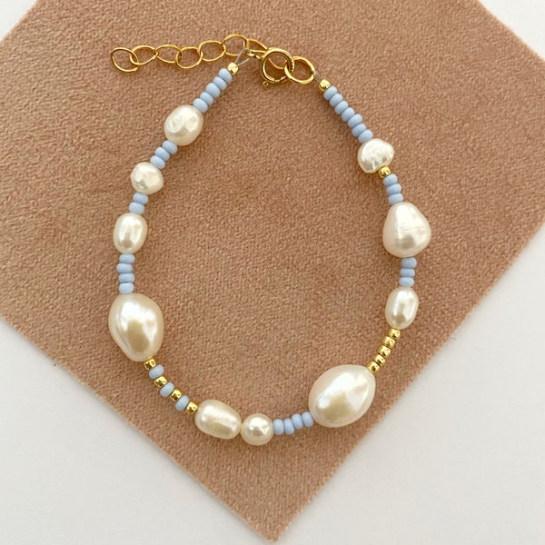 Real pearl and bead blue bracelet