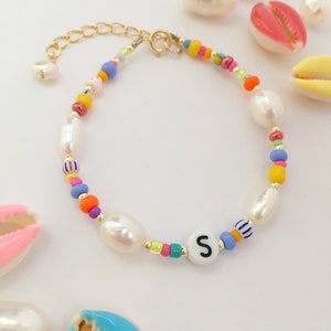 Pulsera de perlas y letras rellenas de oro de 14 k / pulsera con nombre personalizado / regalo de joyería personalizado / pulsera con letras para bebé / cuentas y perlas