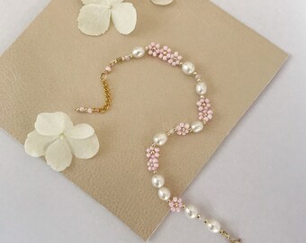 Light pink beaded flower and pearl bracelet/delicate bead and pearl bracelet/daisy bracelet/women’s jewelry/jewelry gift mom sister friends