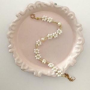 White flower and pearls bracelet/sunflower pearl bracelet/14k gold filled flower bracelet/bridesmaid bracelet/wedding jewelry/dainty flower