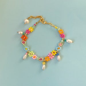 14k GOLD FILLED Pearl and flower bracelet/Daisy bracelet colorful beaded flower pearls/flower jewelry/pearl charm bead bracelet/Bead flower