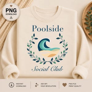 Puede incluir: Sudadera color crema con las palabras "Poolside Social Club" en azul marino. El diseño presenta un gráfico de olas en tonos azules y beige, rodeado por una corona de hojas verdes. La sudadera tiene un interior suave y texturizado.
