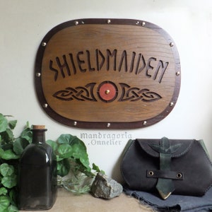 Segno Shieldmaiden, arredamento vichingo per ragazze guerriere, placca da muro donna combattente, donna forte e coraggiosa.