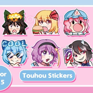 Könnte beinhalten: Sechs bunte Touhou-Charakter-Aufkleber mit verschiedenen Gesichtsausdrücken und Accessoires. Die Aufkleber befinden sich auf einem rosa Hintergrund mit einem blauen Banner, auf dem "Touhou Stickers" steht, und einem blauen Kreis, auf dem "6 für 25 €" steht.