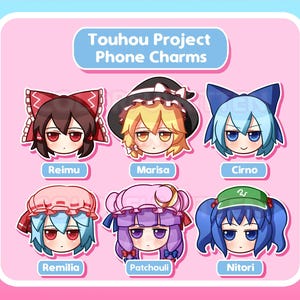 Könnte beinhalten: Sechs bunte Handy-Anhänger mit Charakteren aus der Touhou Project Videospielserie. Die Charaktere sind Reimu, Marisa, Cirno, Remilia, Patchouli und Nitori.