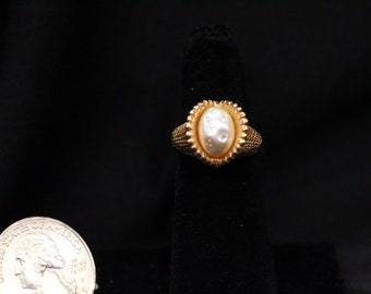 Vintage Jewelry Signed Sarah Coventry GB Faux Pearl Ring Minimalist Jewellery Elegant Ring Vintage Gold Pearl Ring Designer Ring