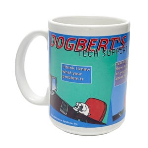 Könnte beinhalten: Eine weiße Keramik-Tasse mit schwarzem Henkel und dem Text "But First, Coffee" in fetter, schwarzer Schrift. Die Tasse steht vor einem verschwommenen Hintergrund, der eine gemütliche Umgebung andeutet.