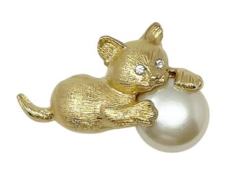 Richelieu Goldton-Katzen-Kätzchen-Brosche mit Kunstperlenball 5,1 cm hockend