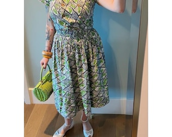 Conjunto de falda de 3 piezas con chal, poco común en la década de 1940, en colores verde, gris y negro.