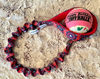 Pelota de tenis de cumpleaños hecha a mano para perros: vellón y nailon