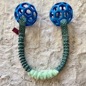 Piccolo giocattolo da tiro alla fune per 2 cuccioli, giocattolo doppio per cani, giocattolo elastico per cani, giocattolo interattivo per cani fatto a mano, palla per cani Critter Harmony, regalo per tiro alla fune