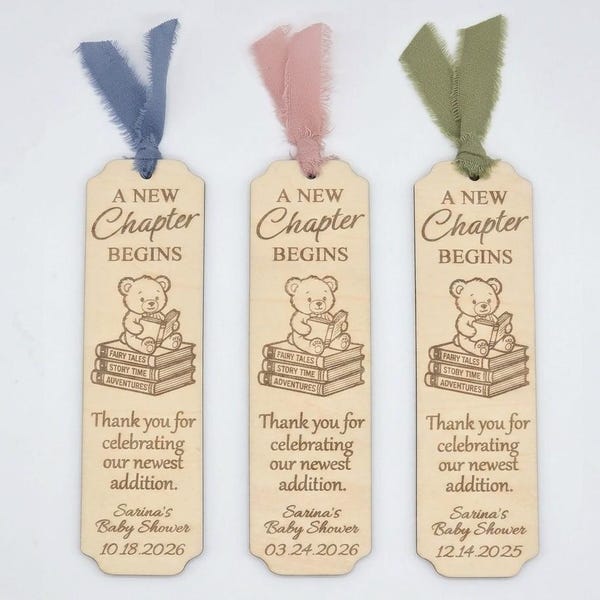Personalisierte Lesezeichen als Gastgeschenke zur Babyparty – Bärenmotiv aus lasergeschnittenem Holz – „Ein neues Kapitel beginnt“, rosa-blau-salbeigrünes Band