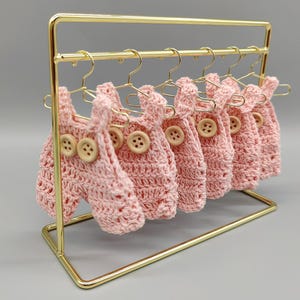 Lot de 6 - salopettes pour bébé, cadeaux de baby shower, rose layette, cadeaux de bébé pull, mini salopette au crochet, cintre avec option de support disponible