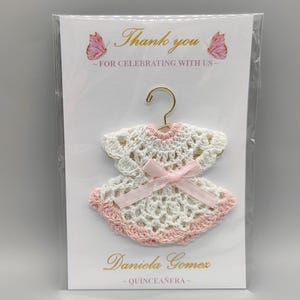 Op maat gemaakte gehaakte bedankjurk met roze strik en hanger. Gepersonaliseerde kaart en jurk voor Quinceanera of babyshower. GRATIS VERZENDING! Set van 6 inch