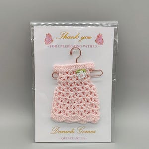 Quinceanera Party Favor-jurk met bloem. Aangepaste naam en datum. Gehaakte gunst met hanger. Gepersonaliseerde kaart en jurk.  Verzending gratis! Set van 6 inch