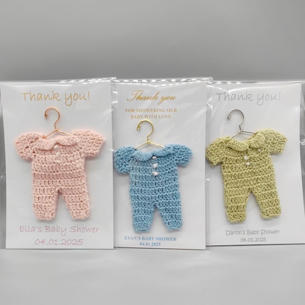 Bomboniera per baby shower con nome e data personalizzati, bomboniera all'uncinetto con gancio, biglietto personalizzato con scelta di colori. Spedizione veloce e gratuita! Set da 6