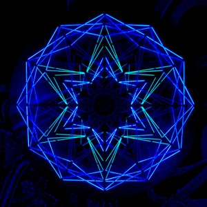 K&ouml;nnte beinhalten: Ein symmetrisches geometrisches Design aus miteinander verbundenen Linien, die ein komplexes Muster bilden. Die Farben sind Blau und T&uuml;rkis auf schwarzem Hintergrund. In der Mitte bildet sich eine sternf&ouml;rmige Struktur.