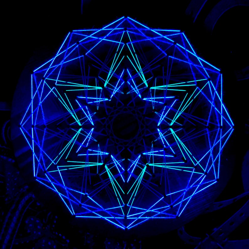 K&ouml;nnte beinhalten: Ein symmetrisches geometrisches Design aus miteinander verbundenen Linien, die ein komplexes Muster bilden. Die Farben sind Blau und T&uuml;rkis auf schwarzem Hintergrund. In der Mitte bildet sich eine sternf&ouml;rmige Struktur.